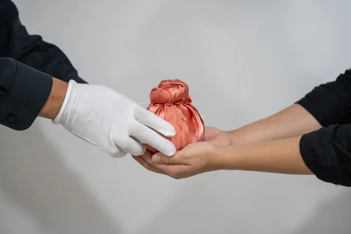 고양이 화장 비용 안내받는 보호자 모습