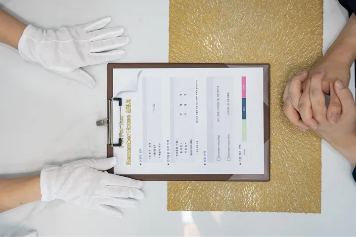 고양이 장례 비용 상담받는 보호자 모습