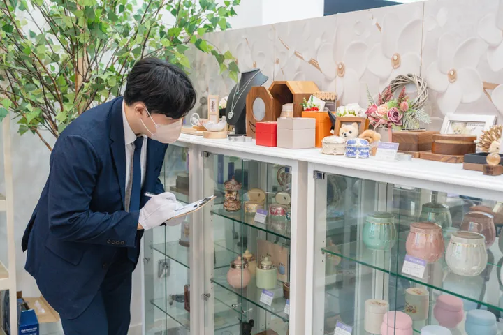애완견 장례식장 비용 상담을 준비하는 모습