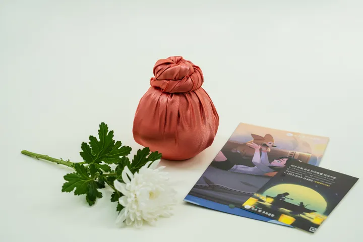 반려동물 화장 비용 납부 후 슬퍼하는 보호자