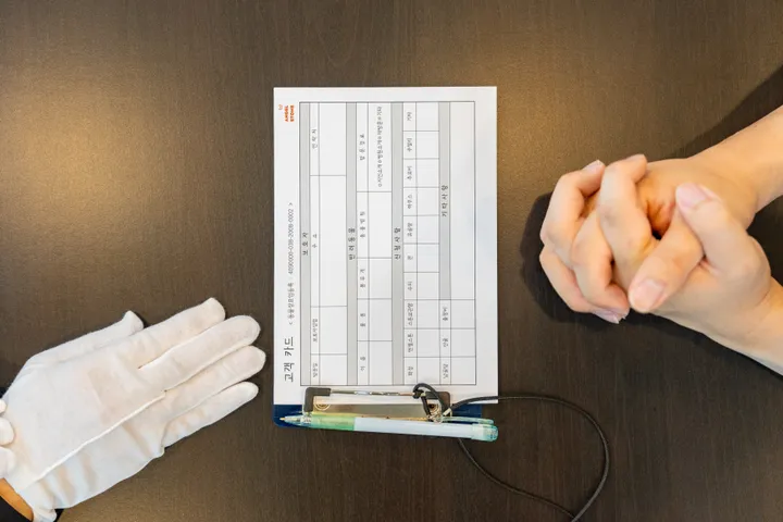 반려동물 장례 비용 상담받는 모습